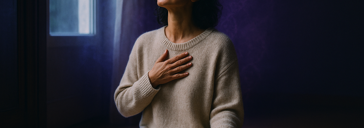 Mujer en meditación con la mano en el pecho · representación visual de cómo las emociones modifican el ADN según la epigenética y el Método 5L