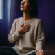Mujer en meditación con la mano en el pecho · representación visual de cómo las emociones modifican el ADN según la epigenética y el Método 5L