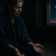 Mujer en silencio absoluto antes del amanecer — noche oscura del alma significado y proceso de transformación