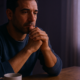 Hombre de 42 años en su cocina al amanecer tras desactivar el auto-sabotaje con el dinero con el Reto 1 SCE
