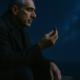 Hombre contempla el cielo nocturno reconociendo los patrones del alma que han marcado su vida