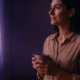 Mujer de 41 años junto a la ventana sosteniendo una taza, imagen sobre aprender a decir que no con el Método 5L