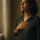 Ley de la resonancia: mujer en calma junto a una ventana al amanecer emitiendo ondas de luz — Método 5L