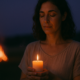 Ritual noche de San Juan: manos sostienen una vela encendida en el solsticio de verano para soltar lo viejo — Método 5L