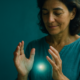 Taller prácticas energéticas septiembre 2026: mujer sintiendo energía entre las palmas junto a una ventana
