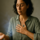 Mujer practicando sanación energética sentada — sanación energética vs terapia psicología