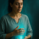 Limpieza energética personal: mujer escaneando su campo con las manos, luz turquesa sutil alrededor