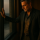 Vulnerabilidad liderazgo estratégica: directivo solo junto a la ventana baja la coraza — The Awakening Code