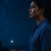 Ritual energético de cierre de mes: mujer serena cerrando una puerta al anochecer bajo una luna azul