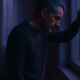 Hombre pensativo ante una ventana al amanecer, imagen sobre por qué repito los mismos errores