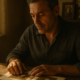 Hombre observando un álbum familiar antiguo, imagen sobre cómo detectar creencias heredadas del linaje.