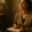 Mujer escribiendo en una libreta al reconocer creencias limitantes ejemplos heredados de su familia.