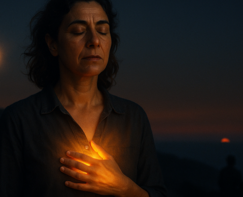 Mujer con los ojos cerrados y luz en el pecho durante el eclipse del 12 de agosto al atardecer
