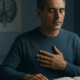 Hombre con la mano en el pecho respirando en calma, ilustrando la coherencia cardíaca