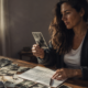 Mujer mirando fotografías familiares antiguas sobre la mesa para sanar el linaje familiar