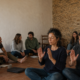 Grupo reducido en una masía durante un retiro espiritual práctico de un día en Vic