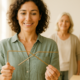 Mujer sonriente practicando con varillas en una sala luminosa: programa de un retiro espiritual de un día